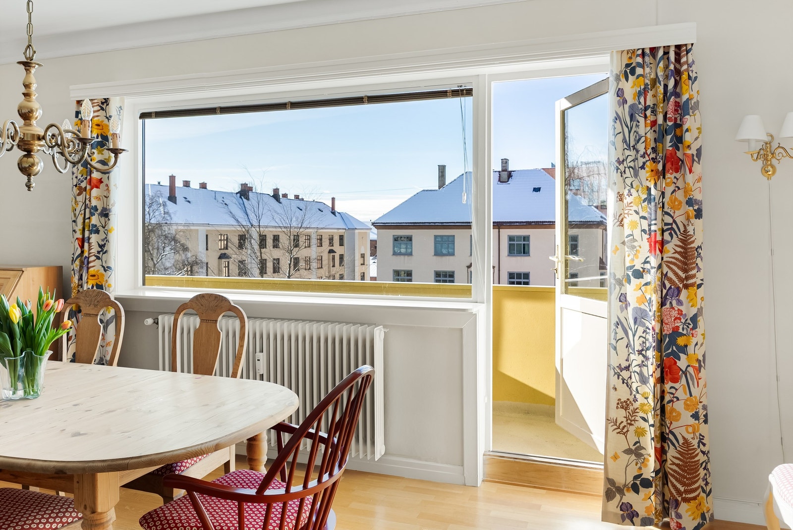 Fra stuen er det utgang til leilighetens balkong. Galleribilde