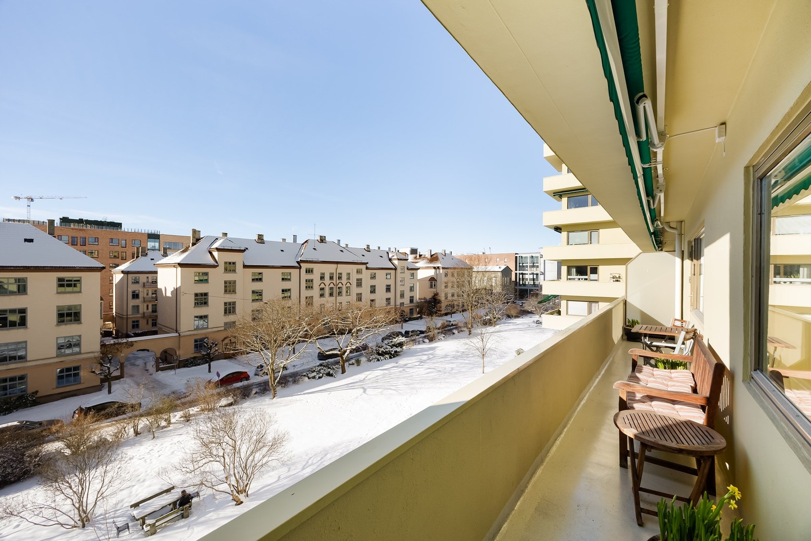 Fra stuen er det videre adkomst til romslig, sydvestvendt balkong på hele 11 kvm. Balkongen strekker seg langs stuen og byr på deilig sol fra formiddag til kveld. Galleribilde