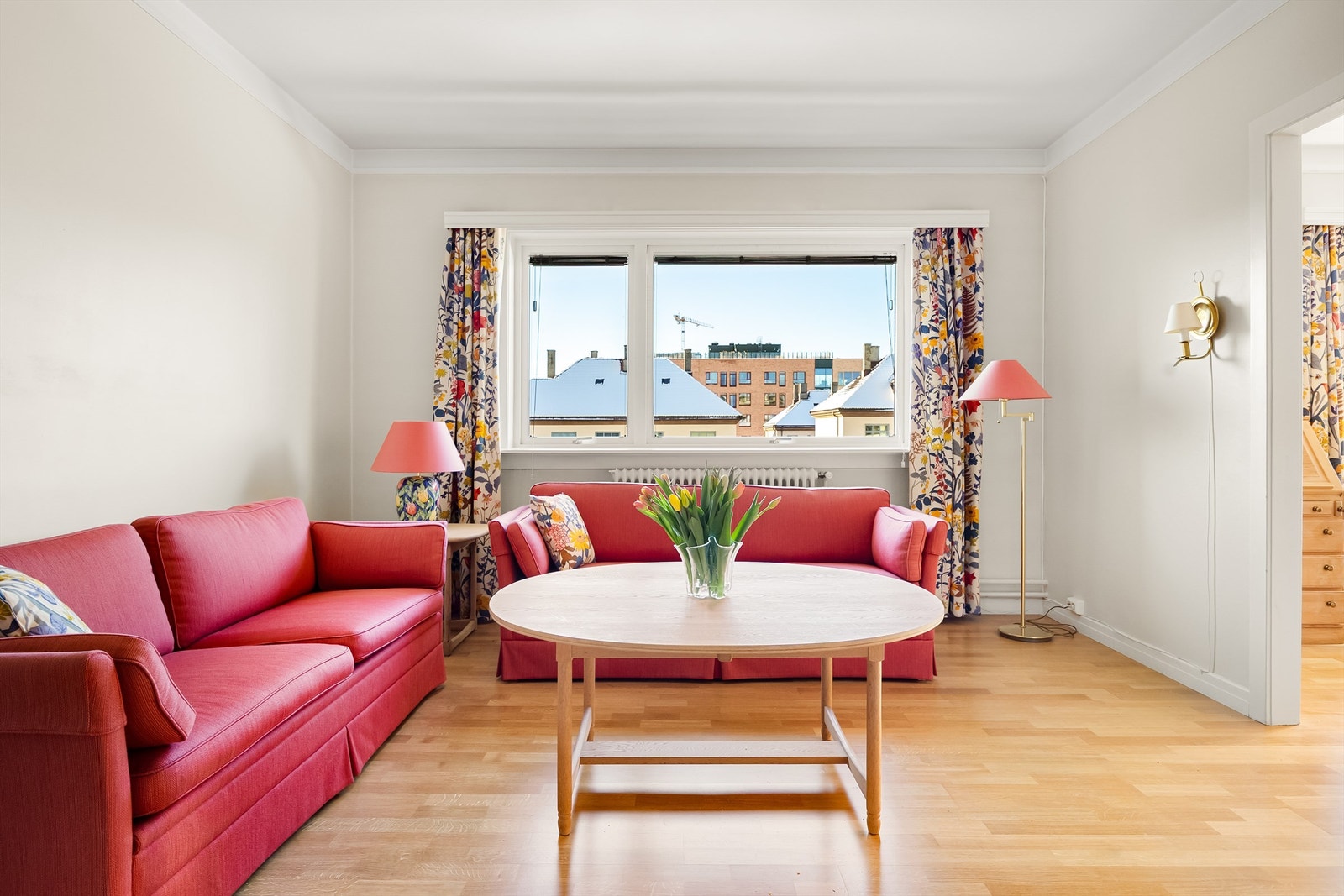 Her har du plass til å innrede med sofagruppe med tilhørende salongbord, tv med tilhørende tv-møbler. Galleribilde