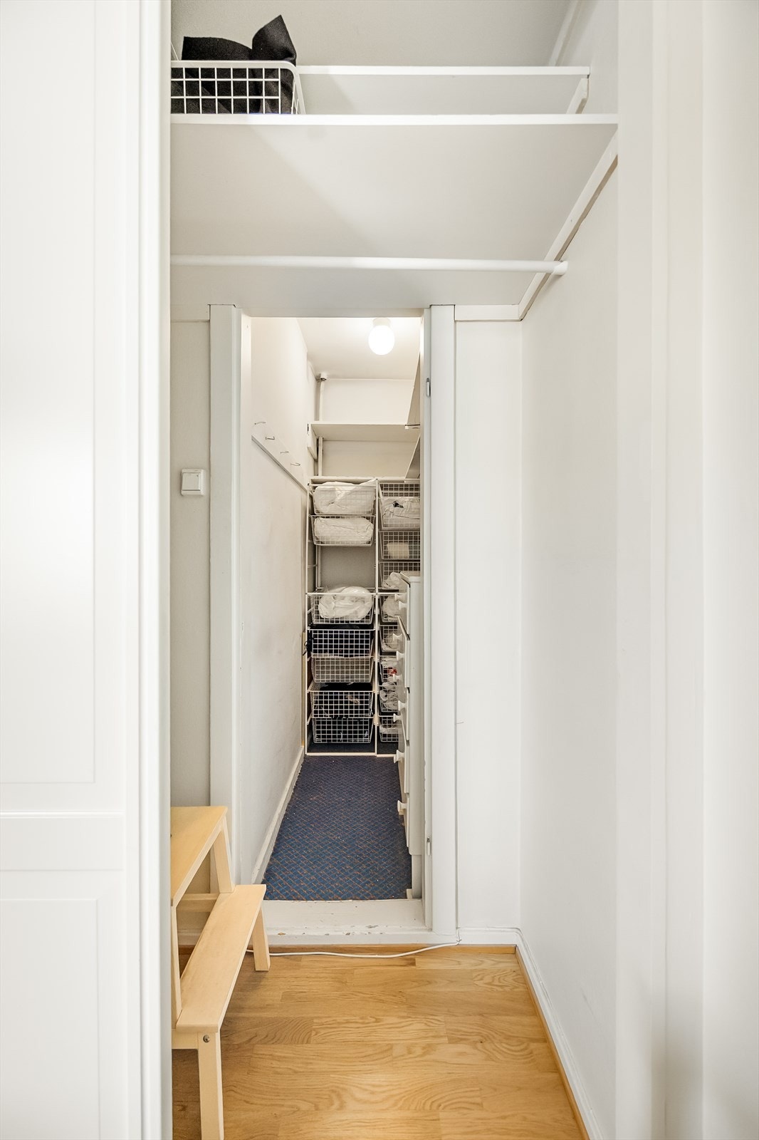 Det er adkomst til kleskott via skyvedørsgarderoben. Galleribilde