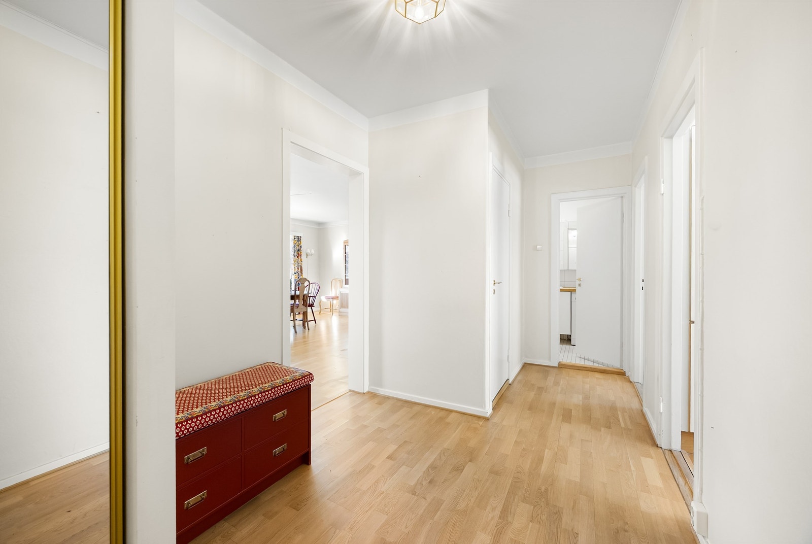 Entréen er romslig og gir et godt førsteinntrykk av leiligheten. Galleribilde