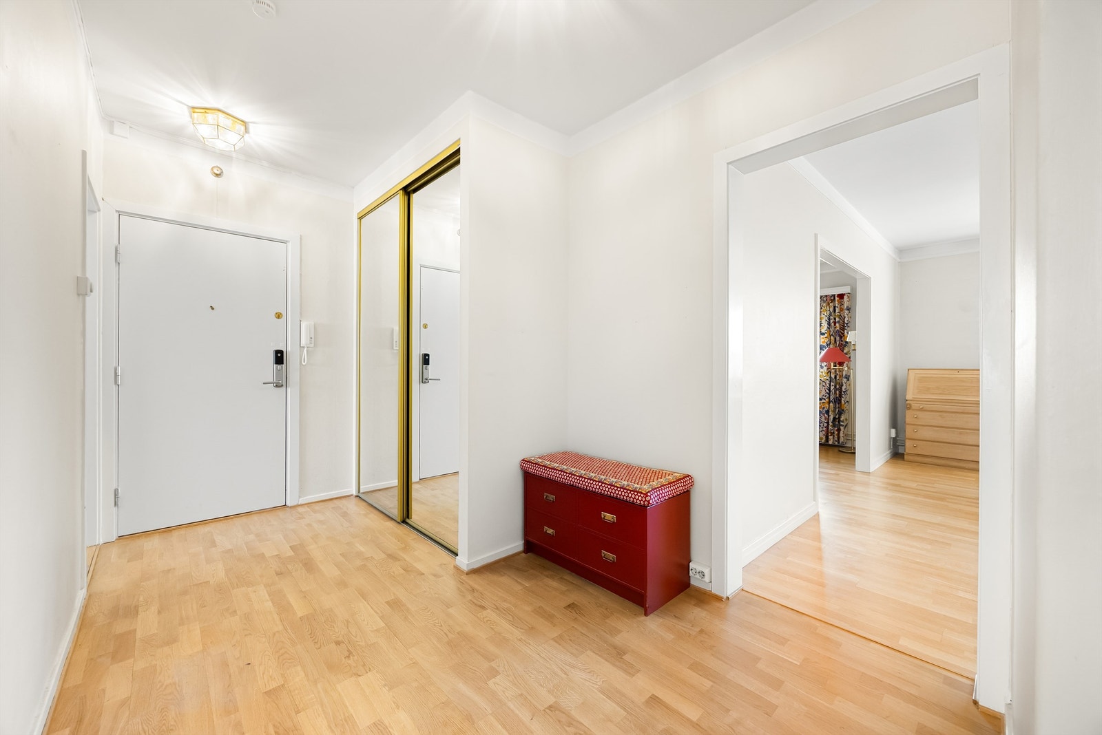 Velkommen inn! Her er det rom for å henge fra seg yttertøy og sko i praktisk garderobe. Galleribilde