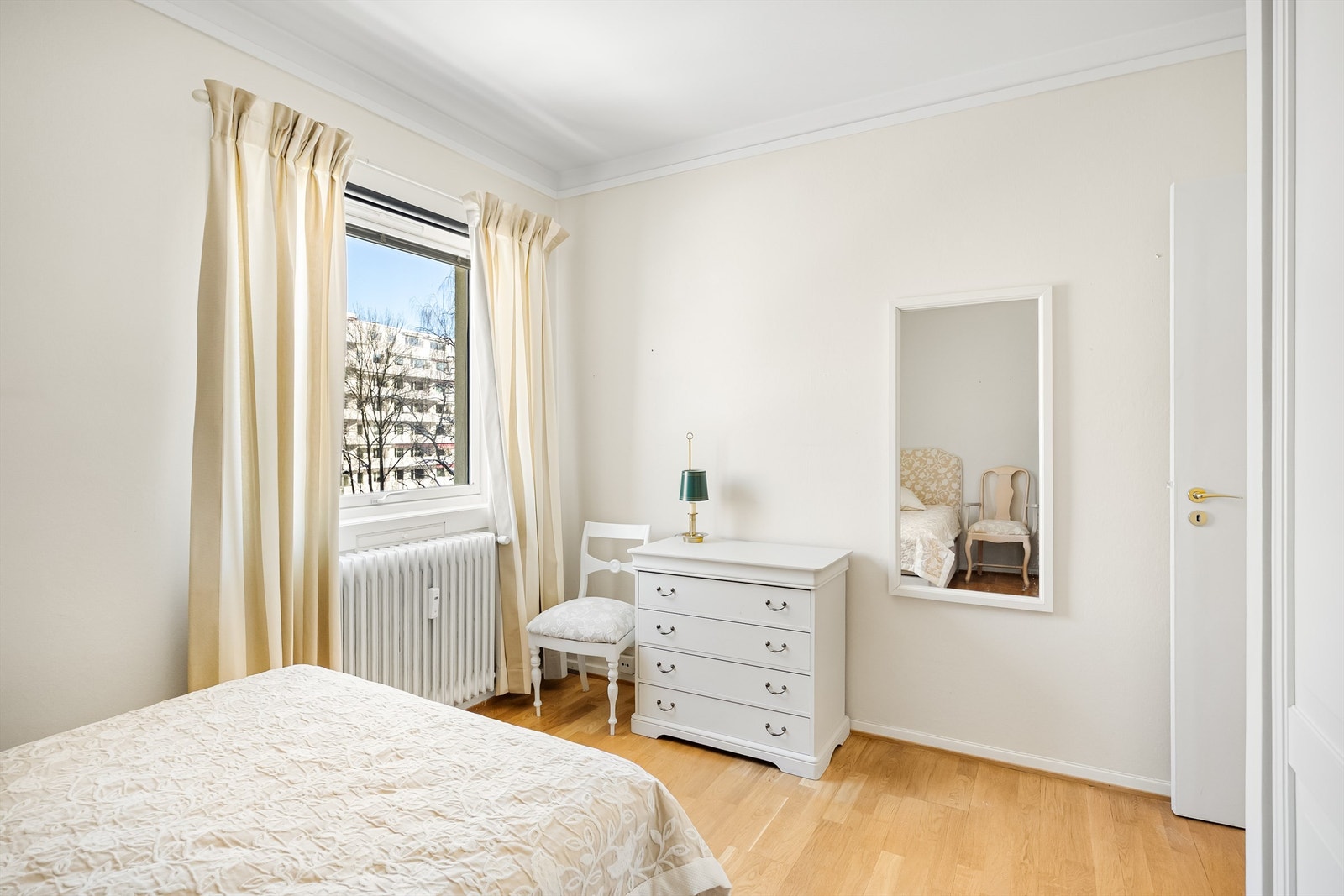 Stor vindusflate i kombinasjon med takhøyden gir rommet en lys og luftig atmosfære. Galleribilde