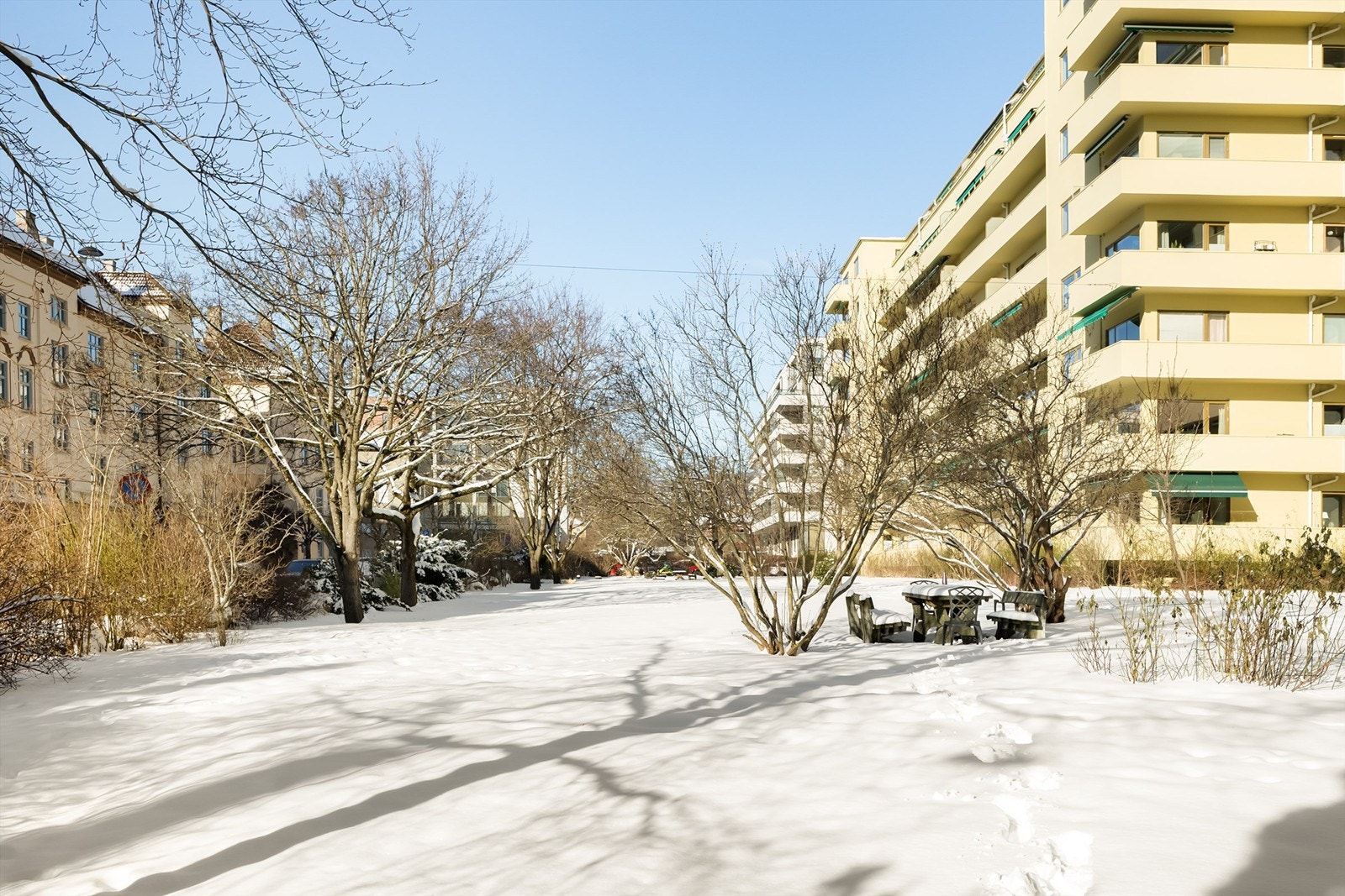 Sameiet har stor frodig, felles hage med gode solforhold gjennom dagen. Velkommen til visning! Galleribilde