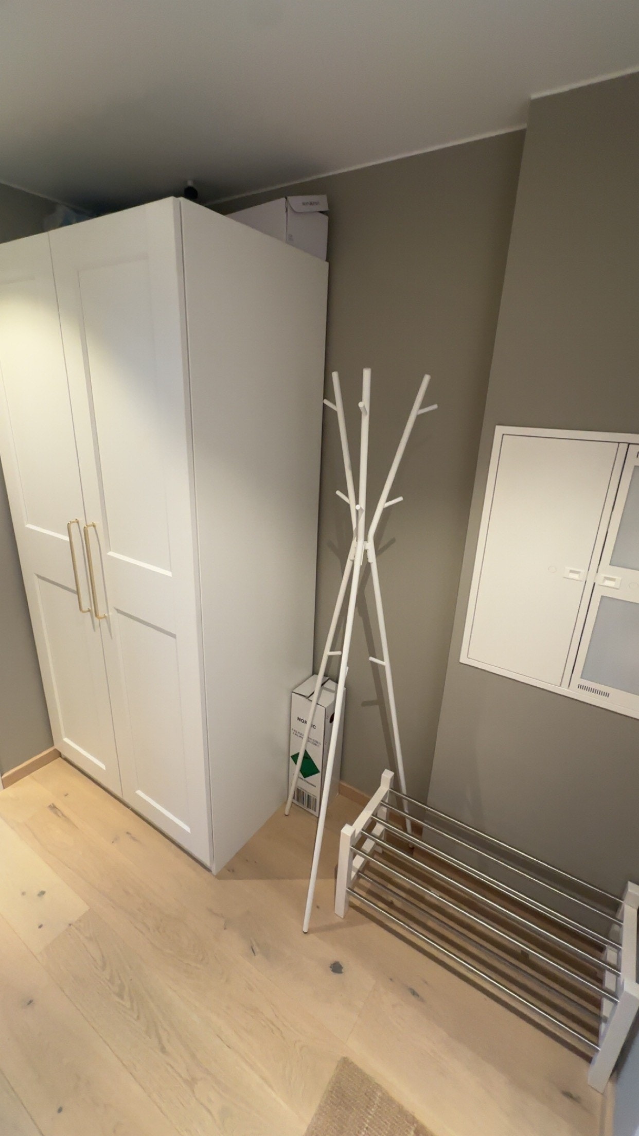 Inngangsparti med garderobe Galleribilde