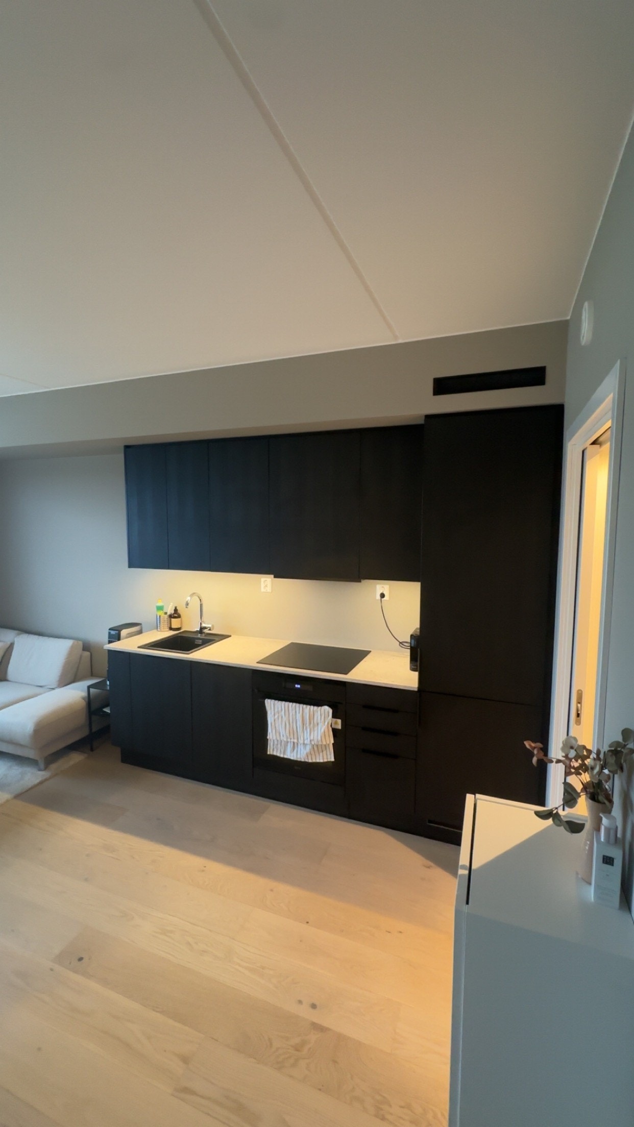 Kjøkken med integrert hvitevarer. Galleribilde