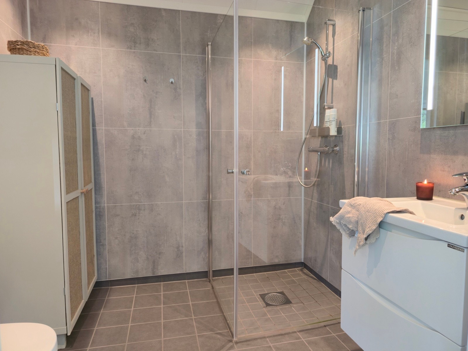 Begge badene er praktiske og stilrene med flislagte gulv med varmekabler, vegghengt toalett og dusjløsning. Galleribilde