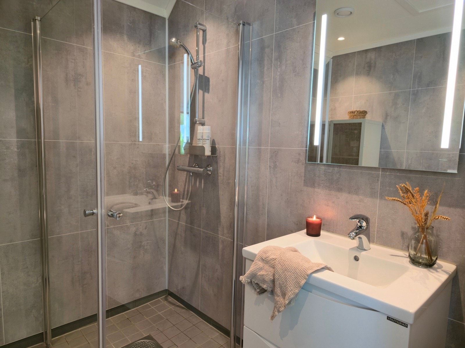 Boligen har 2 bad, ett i hver etasje. Galleribilde