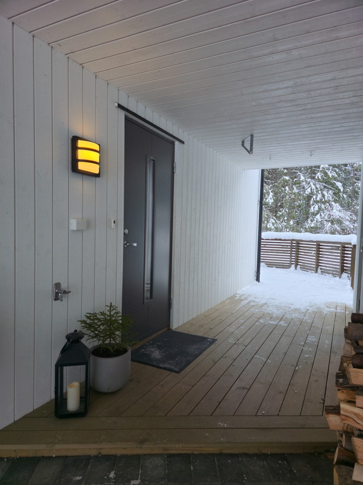 Her bor du luftig og moderne med naturen rett utenfor stuevinduet og flotte turmuligheter rett utenfor døren. Galleribilde