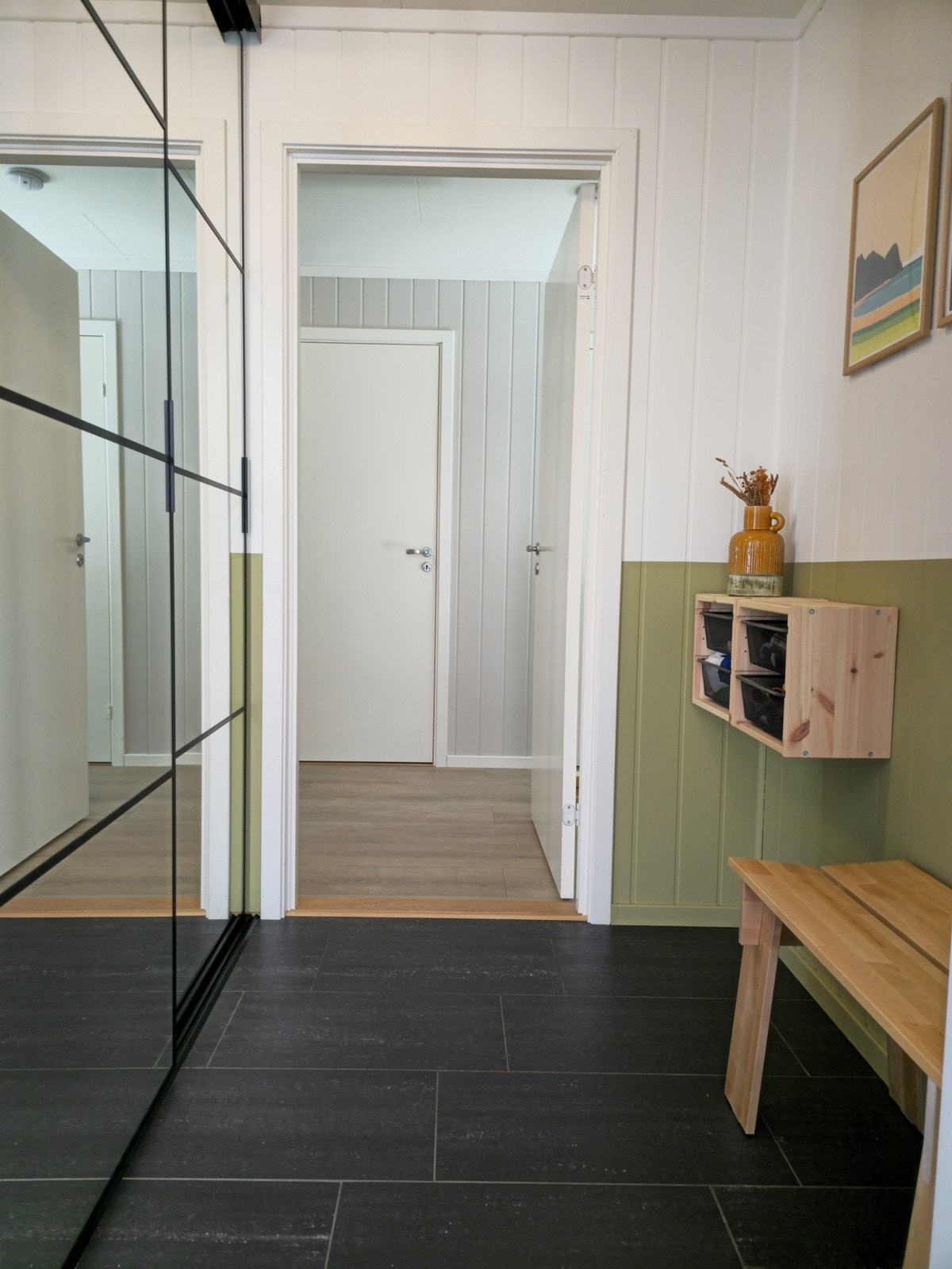 Gang med plass til oppbevaring av klær og sko. Galleribilde