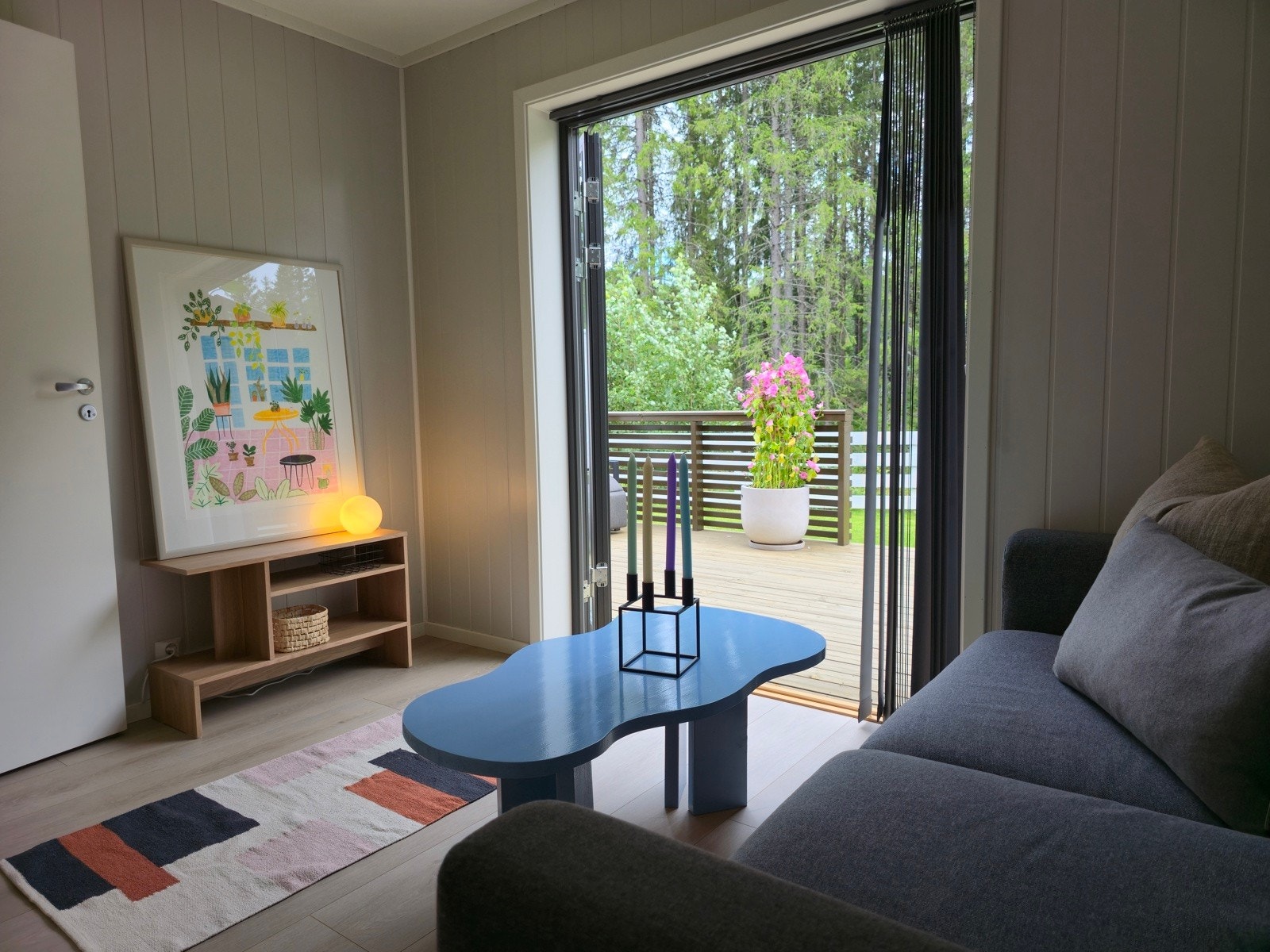 Fra tv-stue/soverom er det utgang til terrasse. Galleribilde