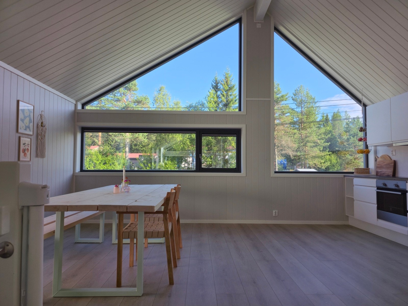 Kjøkkenet har god plass til spisebord og stoler. Galleribilde