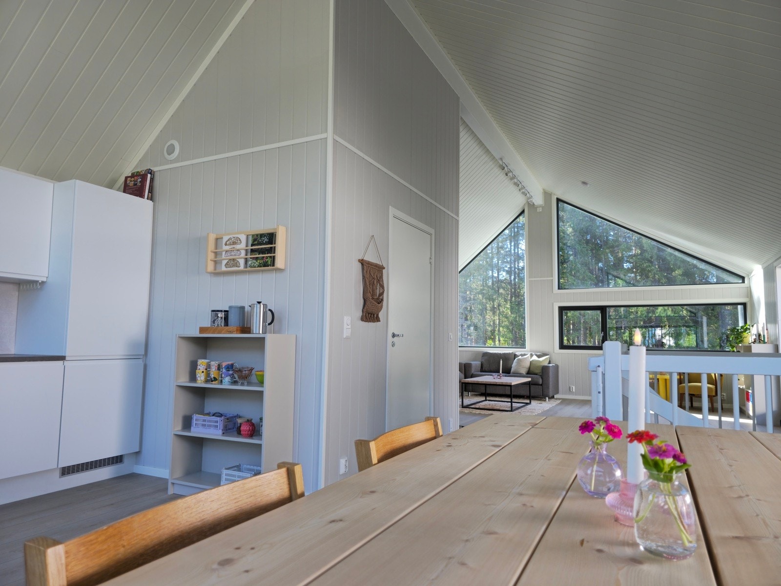 Planløsningen gjør boligen perfekt for barnefamilier eller for deg som ønsker god plass til hjemmekontor og gjester. Galleribilde