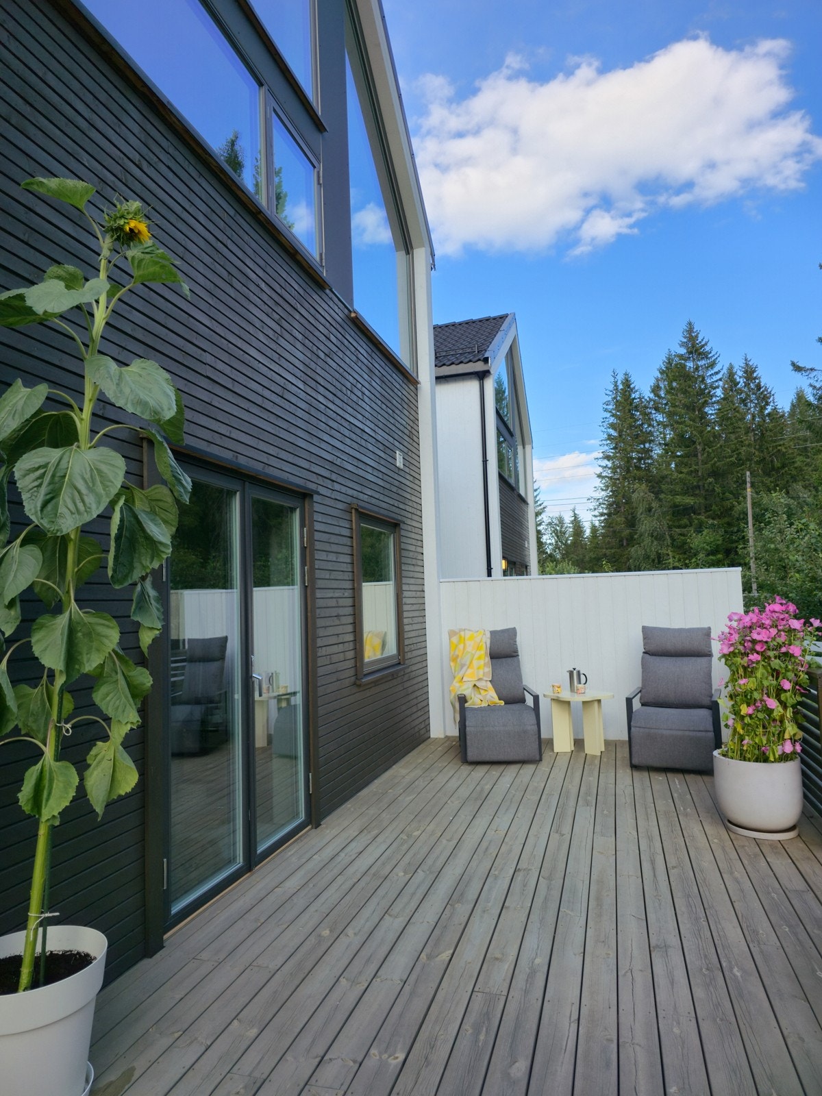 I tillegg til den koselige takterrassen, finnes en terrasse på bakkeplan. Galleribilde