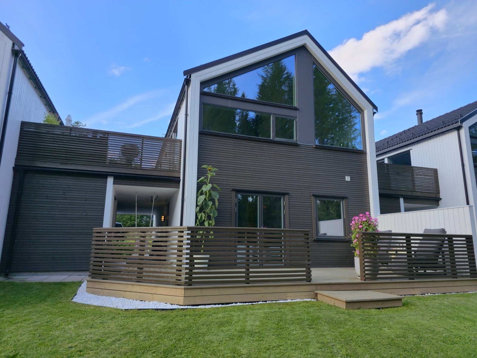 Her har vi for salg en lys og innbydende enebolig i kjede over to plan med naturskjønne omgivelser og svært god planløsning. Galleribilde