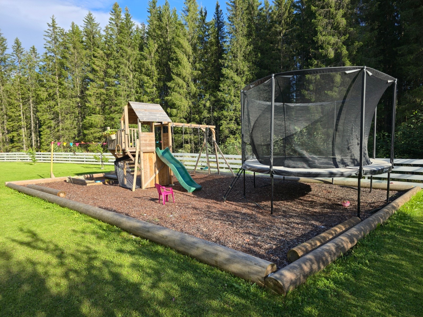 Den store hagen byr på bærbusker, frukttrær og en lekeplass i enden av tomten, skjermet fra huset. Galleribilde