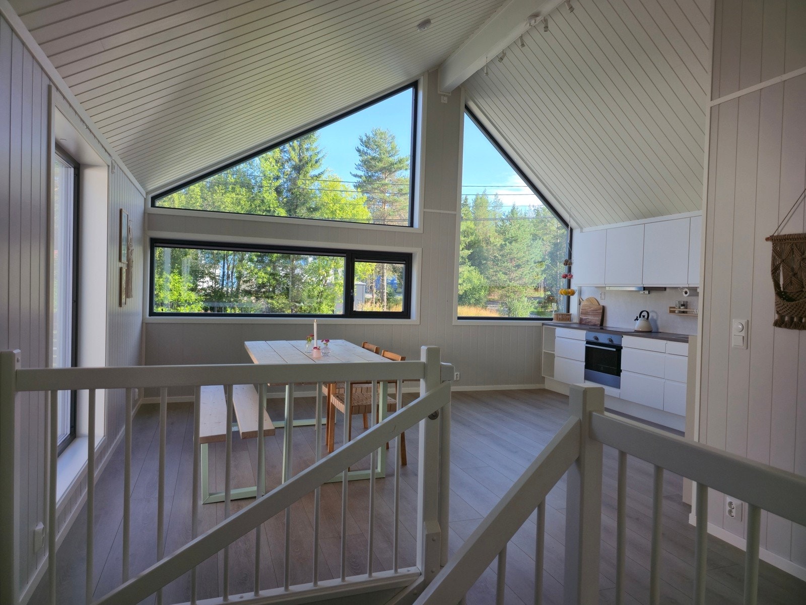 Trapp i treverk mellom etasjene. Galleribilde