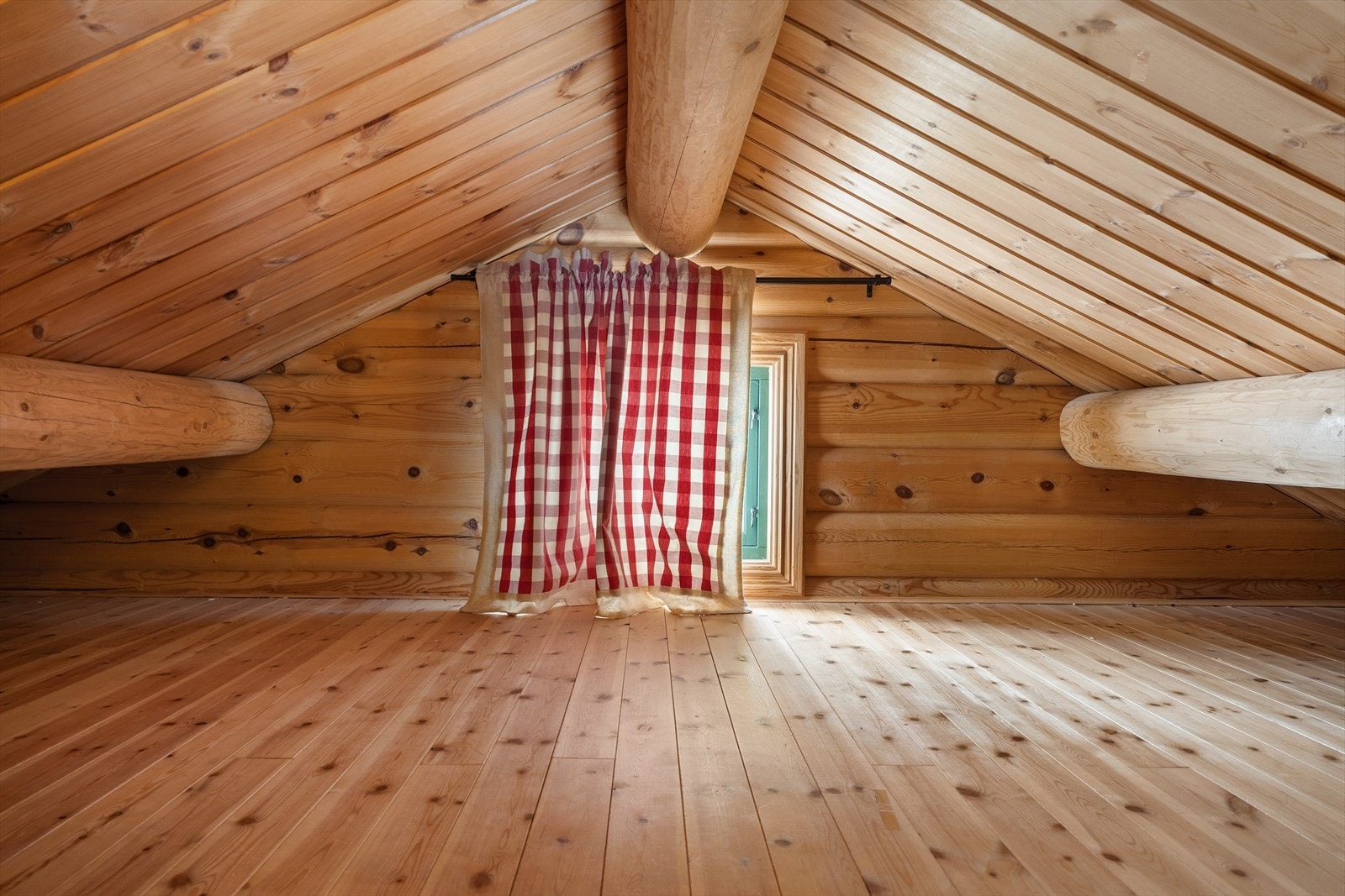 Fra stuen fører en stige opp til en hems. Dette er et fleksibelt areal som egner seg godt til oppbevaring eller som en ekstra krok for barna. Galleribilde