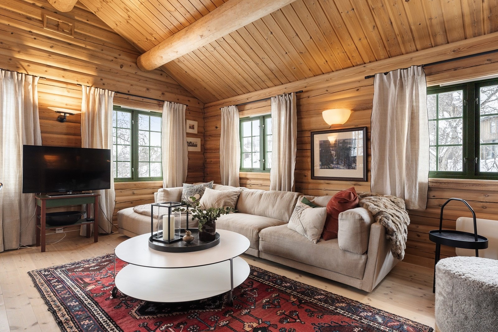 Utstrakt bruk av tømmer/tre og meget god takhøyde skaper en lun og luftig atmosfære. Galleribilde