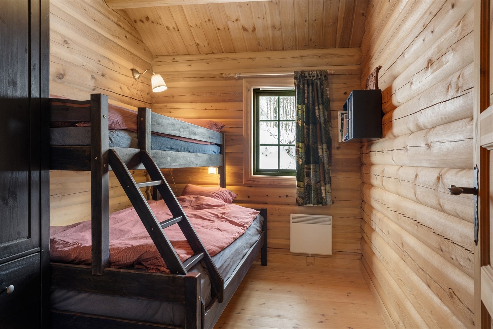 Hytta har totalt tre soverom i hovedetasjen, som gir rikelig med sengeplasser. Galleribilde