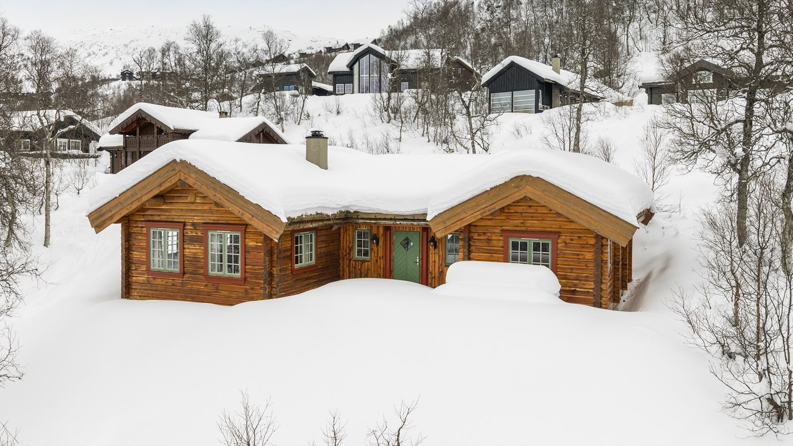 Velkommen til Fjellsmellevegen 72! Dette er en innholdsrik og sjarmerende laftehytte fra Øverbygg. Galleribilde