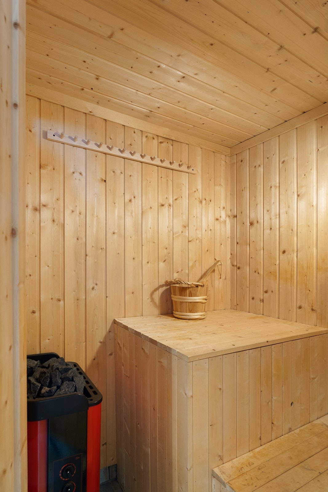 I tilknytning til badet ligger en egen badstue. Her er det fliser på gulvet og panel på vegger og i tak. Galleribilde