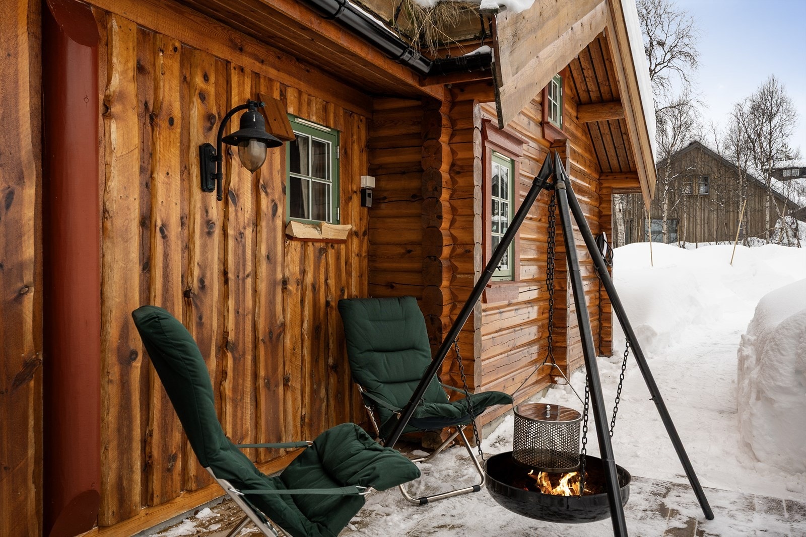 Hytten har to terrasser, hhv ved inngangspartiet og i tilknytning til stuen. Galleribilde