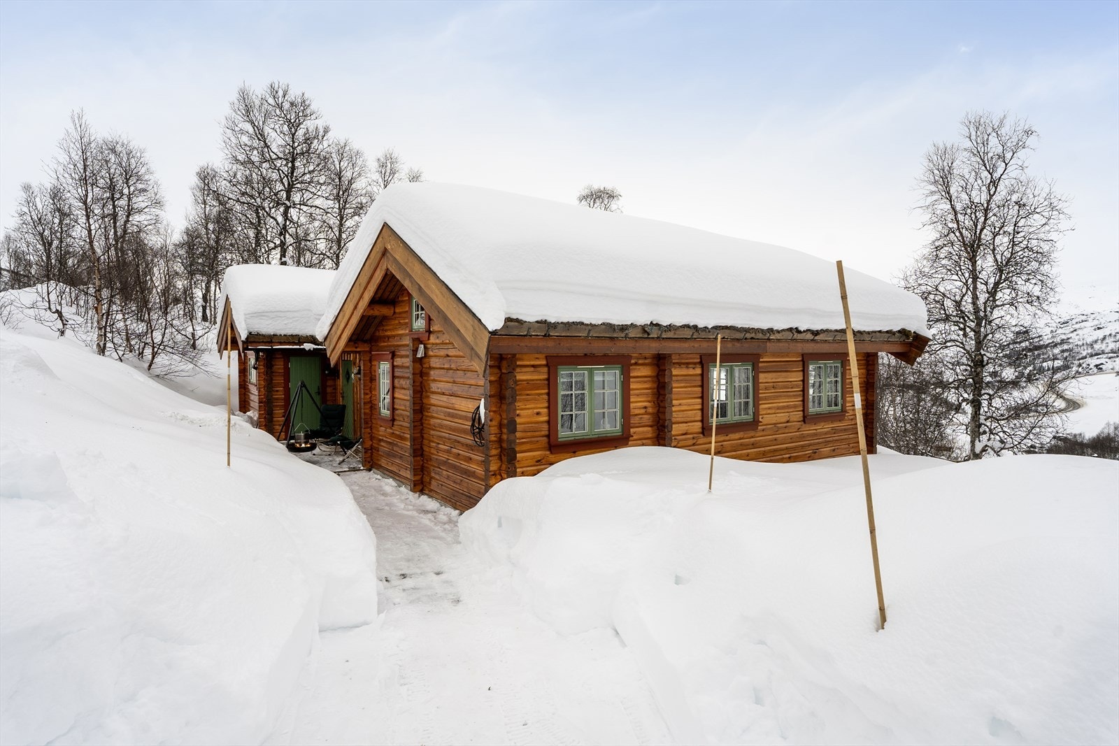 God parkering på egen tomt med plass til inntil 3 biler. Det er montert elbillader (Tesla). Galleribilde