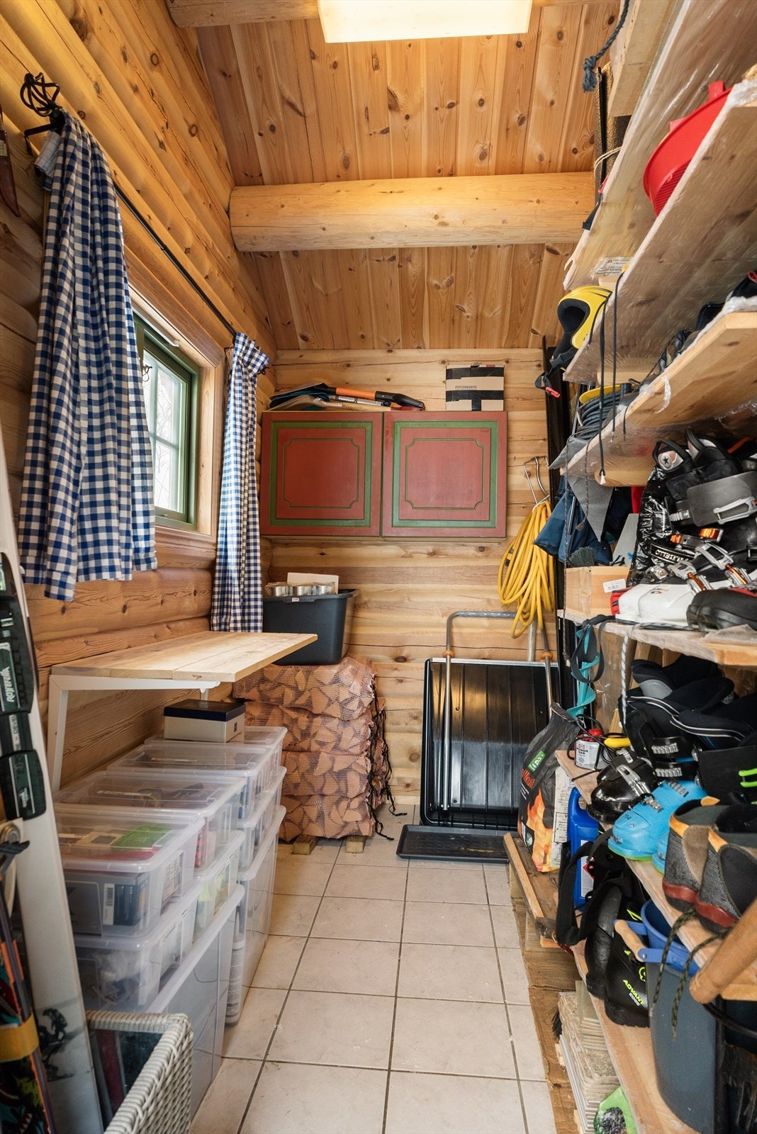 Utvendig bod med god lagringsplass og varmekabel i gulv. Galleribilde