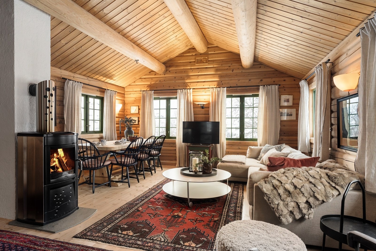 Romslig stue med høy hyggefaktor! God plass til både sofa og spisegruppe. Galleribilde