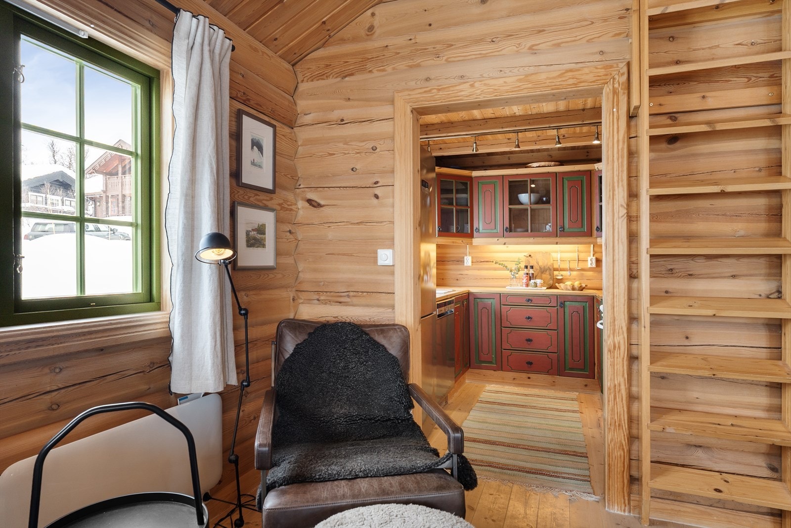 Kjøkkenet ligger strategisk vegg i vegg med stuen. Galleribilde