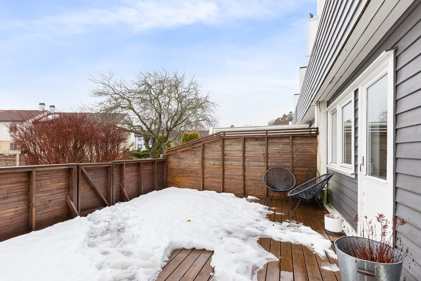 Terrassen nede med tilkomst fra det ene soverommet. Galleribilde