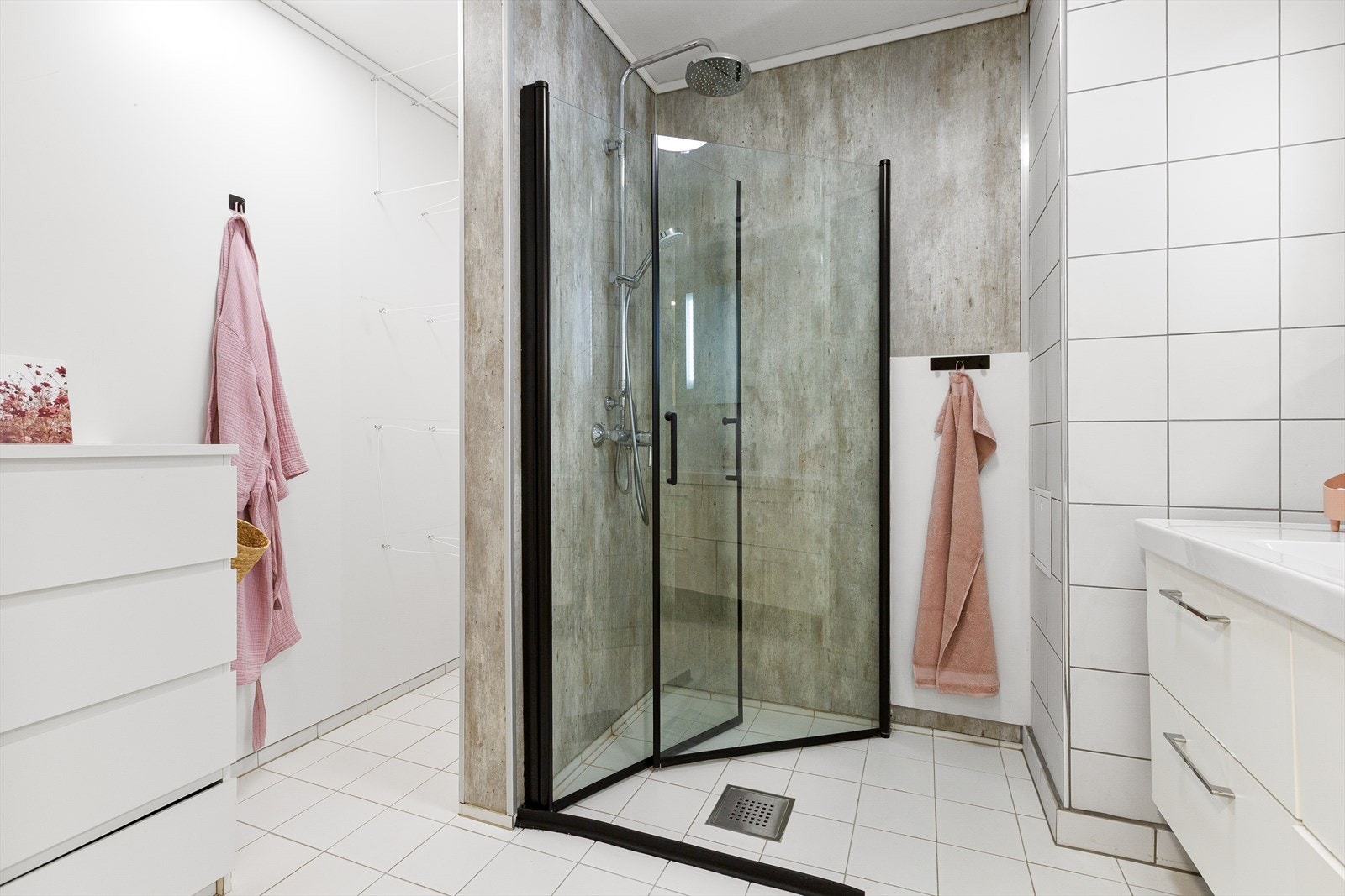 Baderom som er innredet med dusjhjørne og baderomsservant. Galleribilde