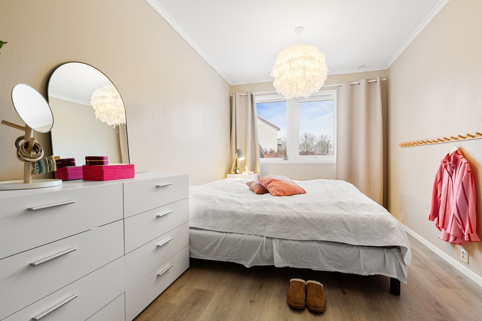 Det er 3 soverom i boligen, med en fin og behagelig størrelse! Galleribilde