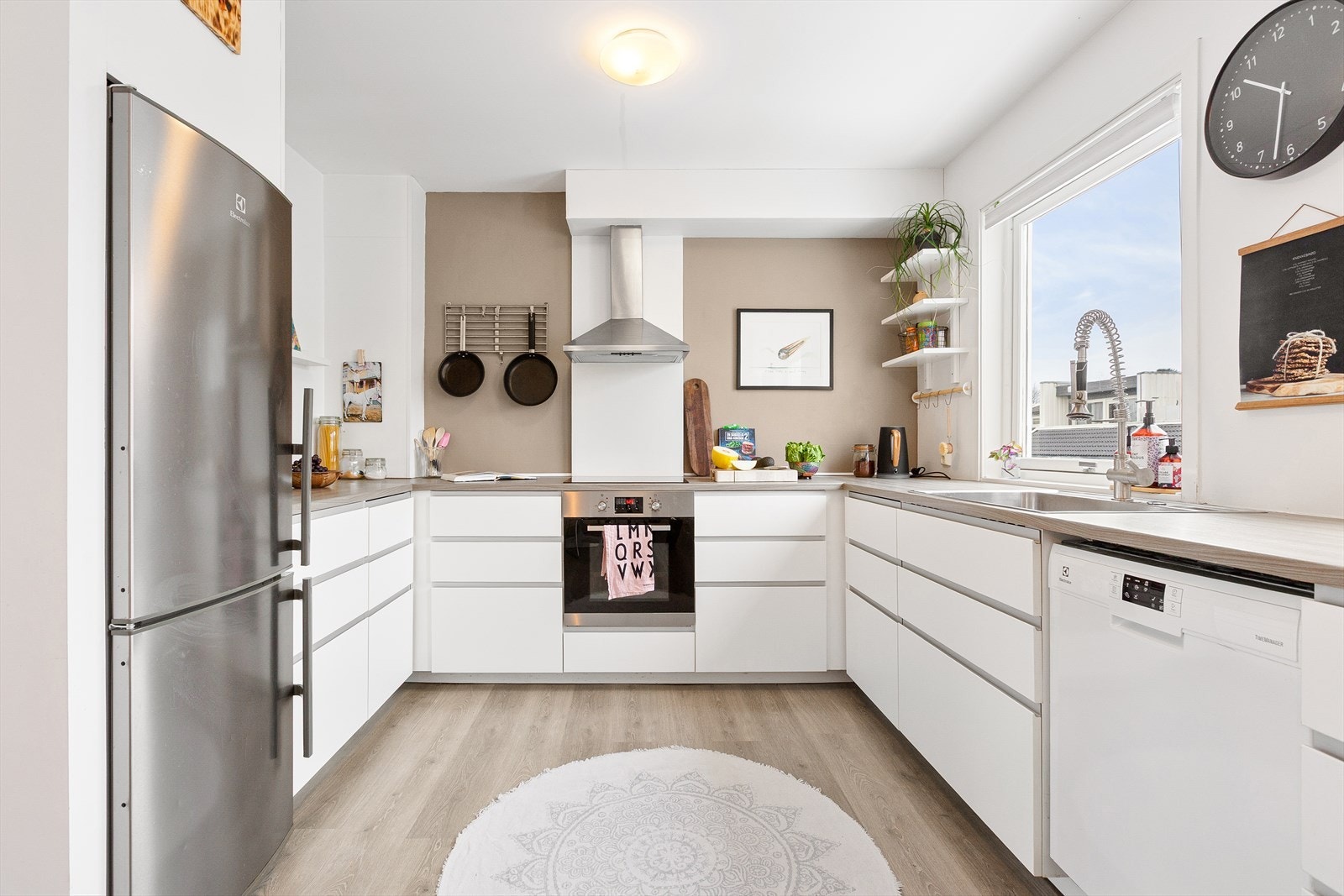 Godt med benke- og skapplass! Her kan du virkelig lage gode måltider! Galleribilde