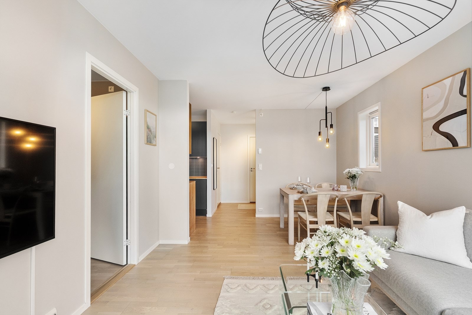 Pen eikeparkett, tidsriktig fargevalg på vegg og listefri utførelse til himling er gjennomgående i boligen. Galleribilde