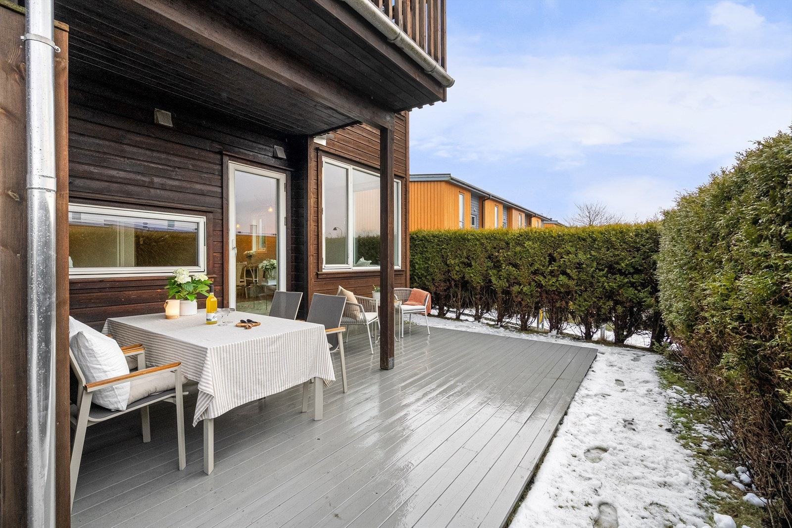 Med god plass til både sittegruppe og grill ligger alt til rette for å kunne nyte lange, solrike dager og hyggelige sommerkvelder i godt selskap. Galleribilde