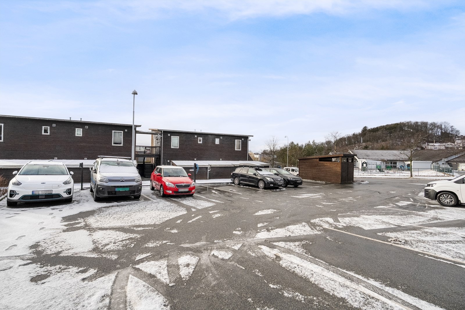 Parkering på felles biloppstillingsplass. Galleribilde