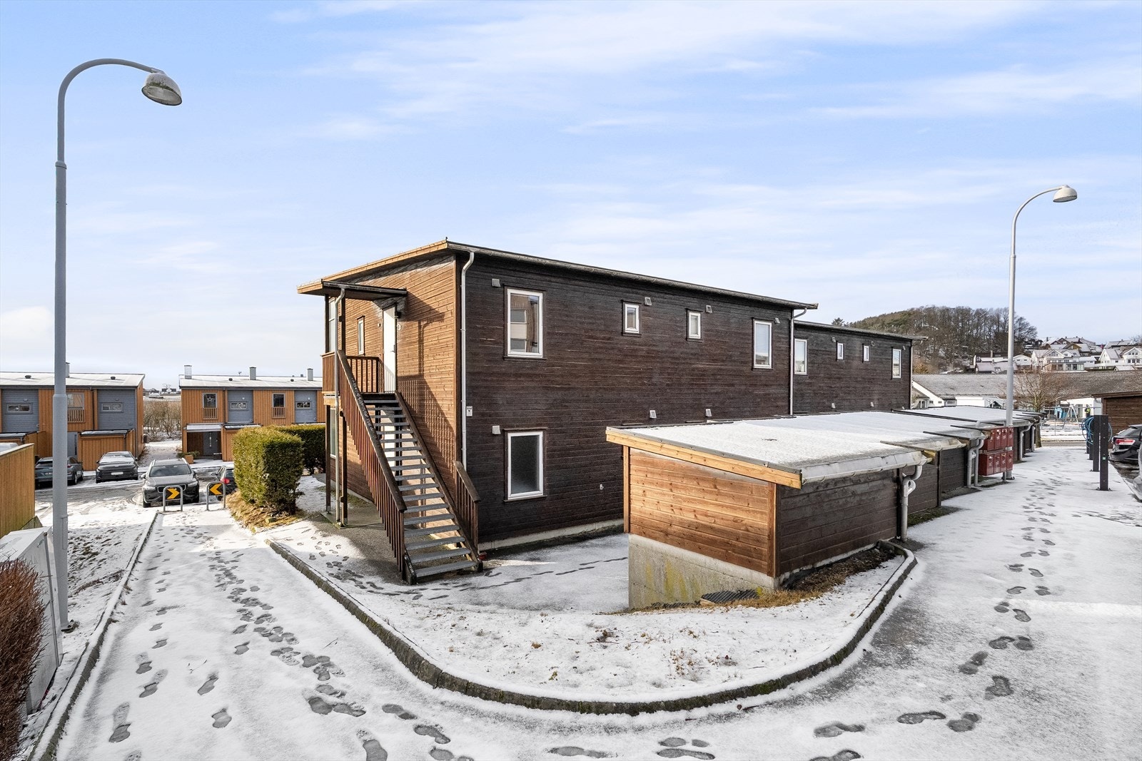 Her får du en gjennomført bolig med god planløsning, funksjonelle løsninger og pent opparbeidede uteområder. Galleribilde