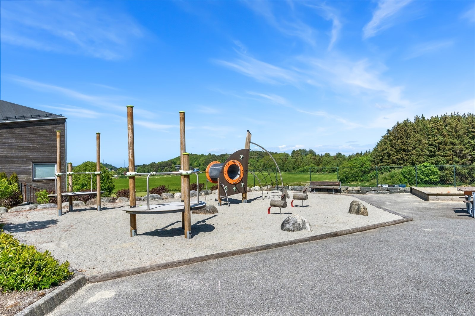 I nabolaget er det mange lekeplasser de minste får stor glede av. Galleribilde