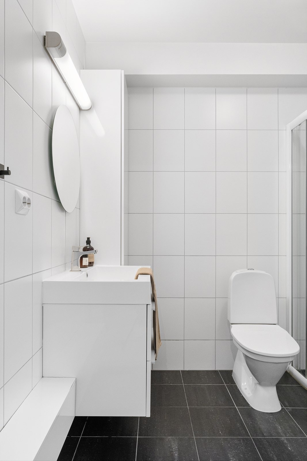 Moderne innredet med dusjhjørne, toalett og hel servant. Galleribilde