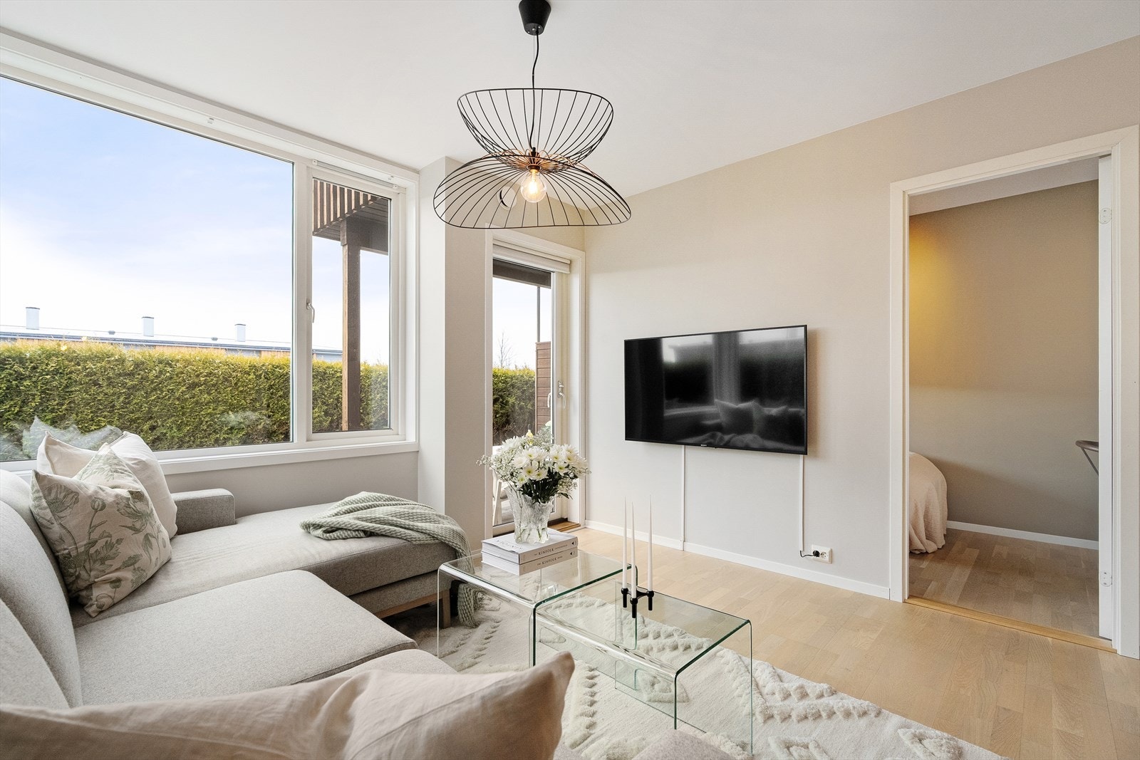 De store vindusflatene slipper inn rikelig med naturlig lys og bidrar til å skape en luftig romfølelse. Galleribilde