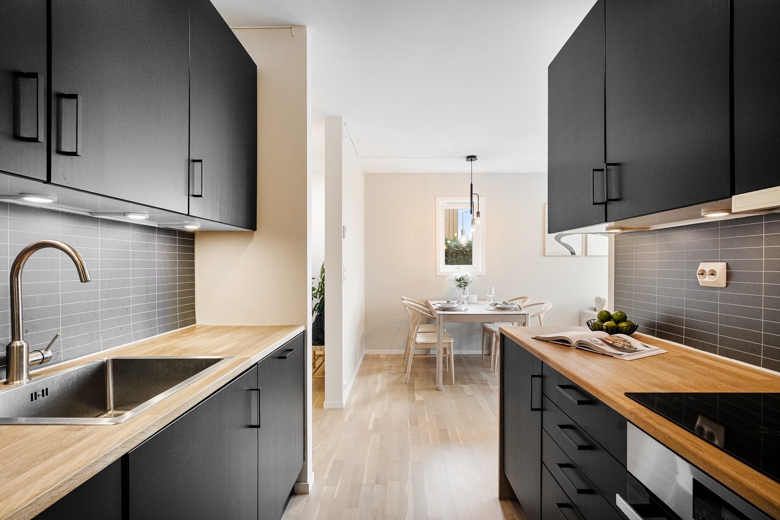 Integrerte hvitevarer medfølger i handelen, dette inkluderer stekeovn, platetopp og oppvaskmaskin. Oppvaskmaskinen er ny i 2026. Galleribilde