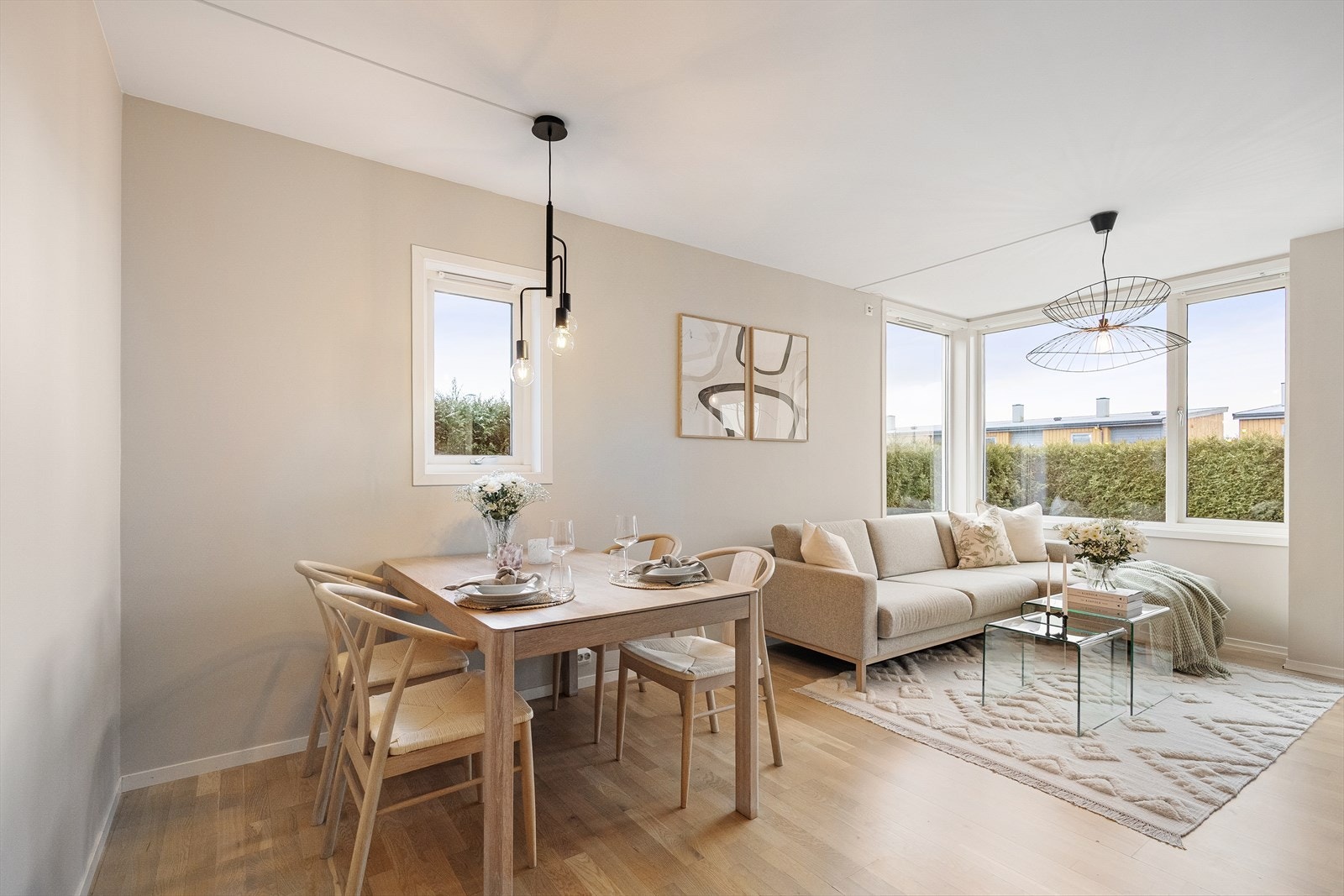 God plass til spisebord i allrom. Galleribilde