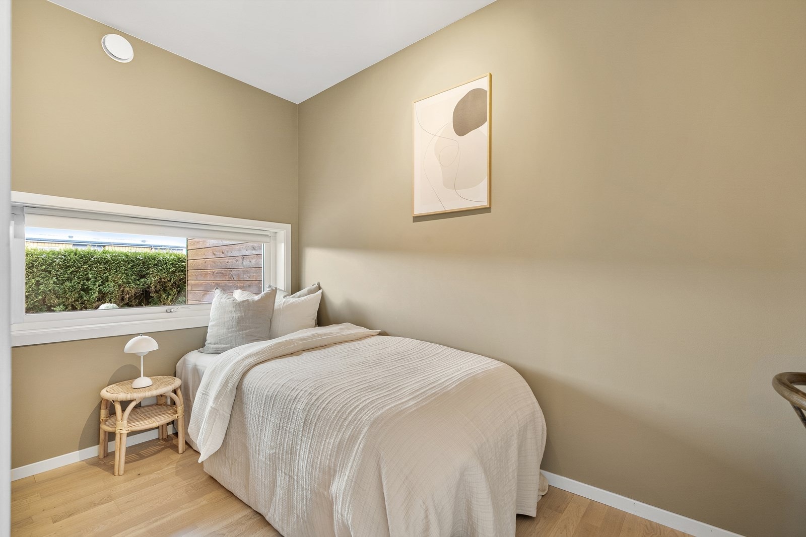 Leiligheten er i dag ombygget med et ekstra soverom, slik at den fremstår med to soverom. Endringen kan tilbakeføres dersom ønskelig. Galleribilde