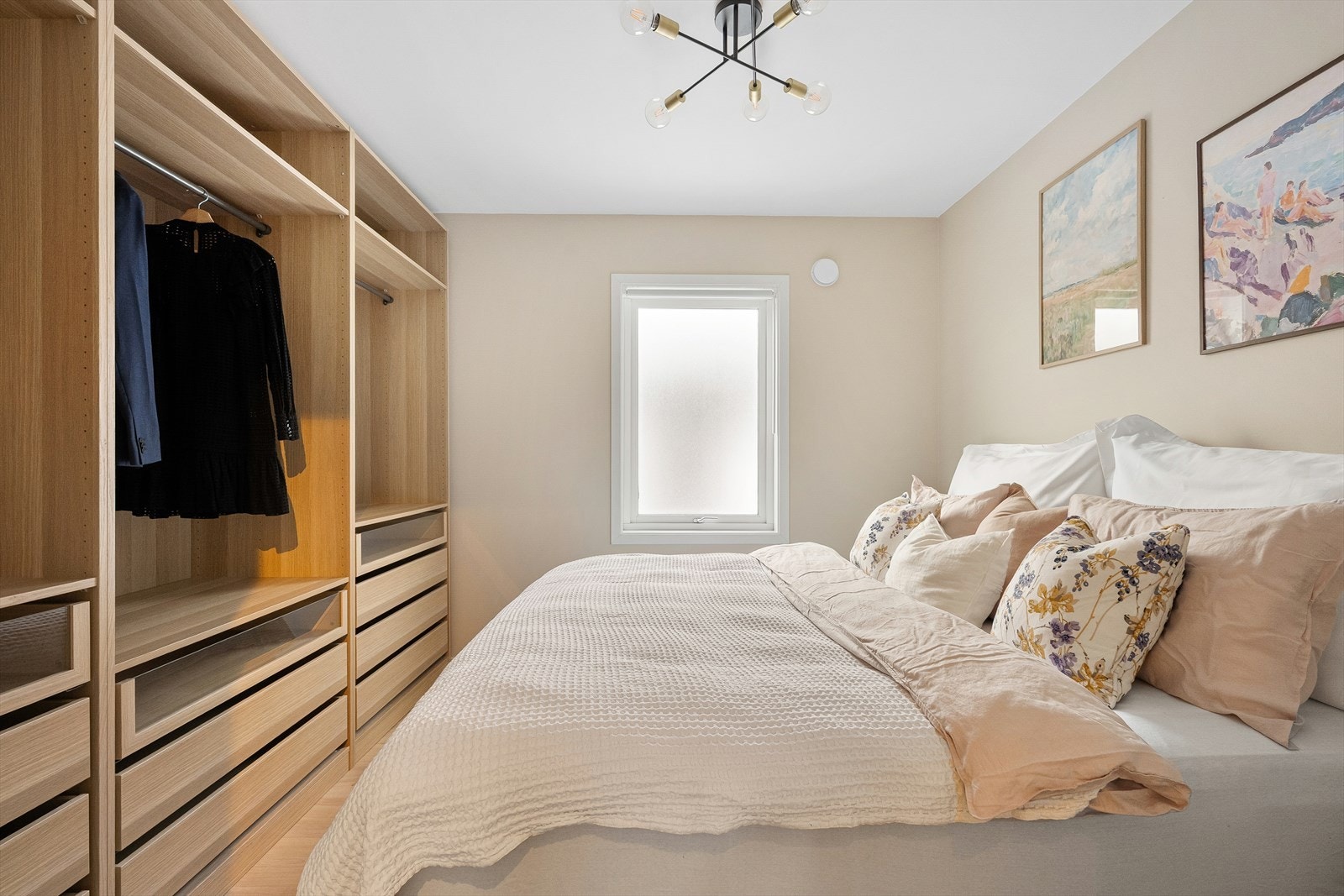 Hovedsoverom av god størrelse. Garderobe løsningen medfølger i handelen. Galleribilde