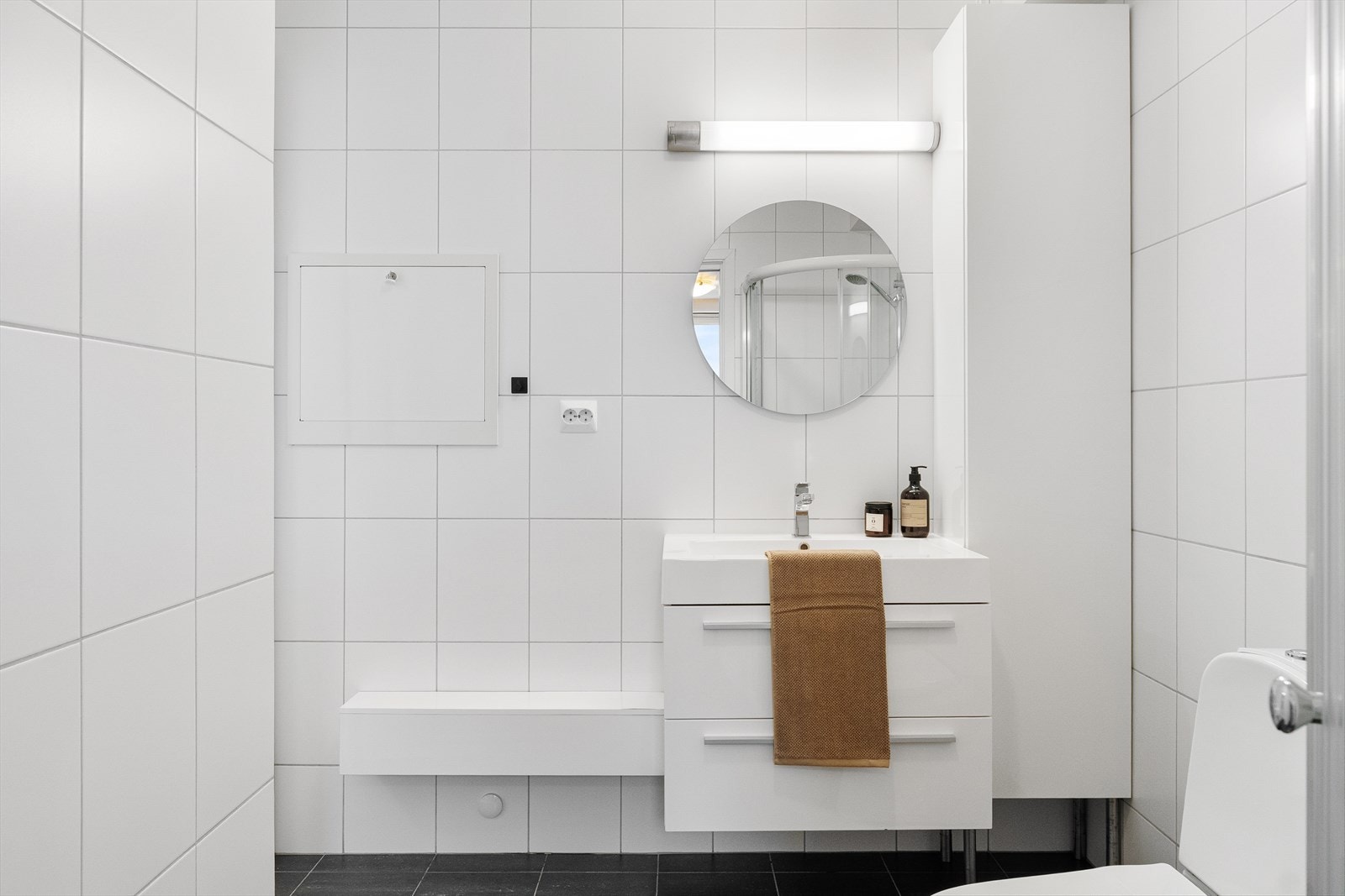 God oppbevaringsplass i baderomsmøbel og ekstra skap. Galleribilde