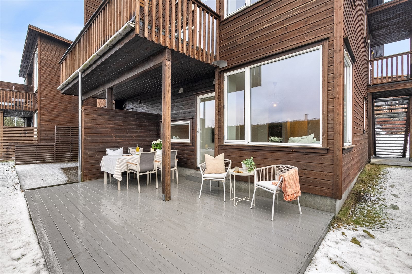 Fra stuen har man tilkomst til en solrik terrasse. Galleribilde