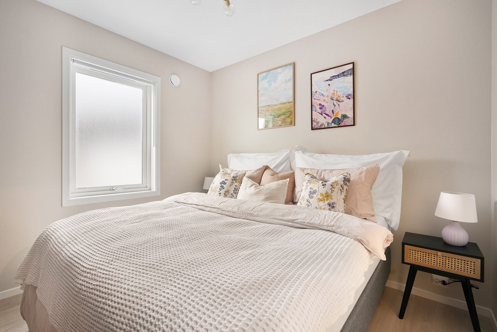 Nok av plass til både dobbeltseng og garderobeinnredning. Galleribilde