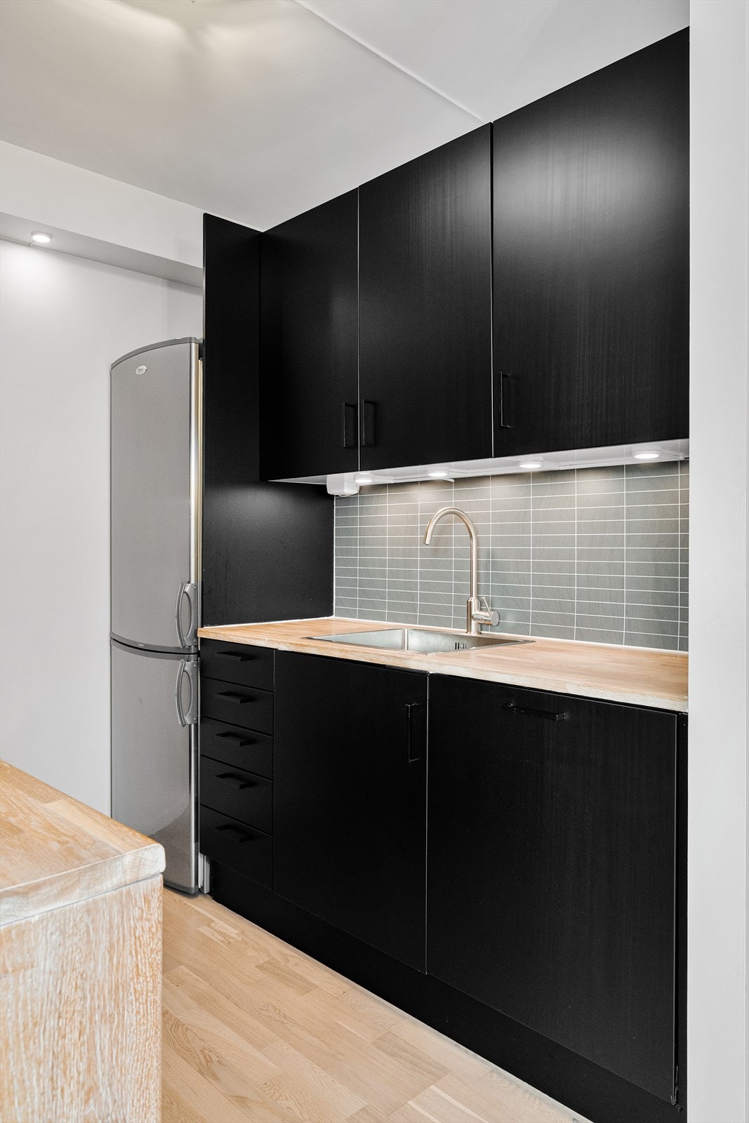 På kjøkkenet har du rikelig med arbeidsflater som gir godt med plass til matlaging og praktisk kjøkkenbruk. Galleribilde